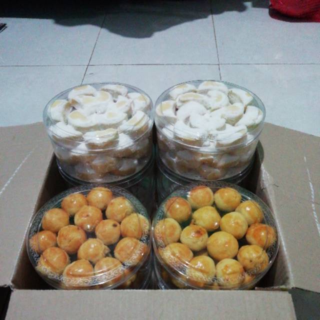 

Kue nastar dan kue salju