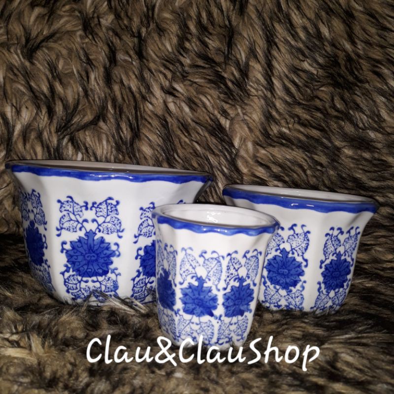Pot keramik renda biru putih