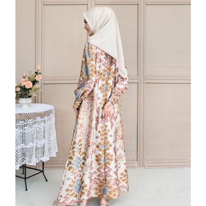 Dress wearing Klamby / Klamby Blind Sale / Ava dress wearing klamby