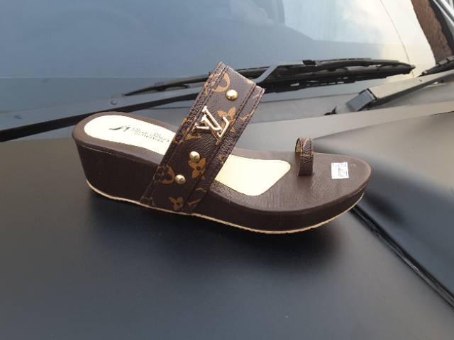 Sandal Wanita Casual Jepit Jempol Lv coklat DV123
