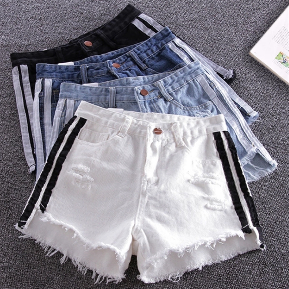 Celana Pendek Model High Waist Desain Lubang Samping Motif Celana Pendek Model High Waist Desain Lubang Samping Motif