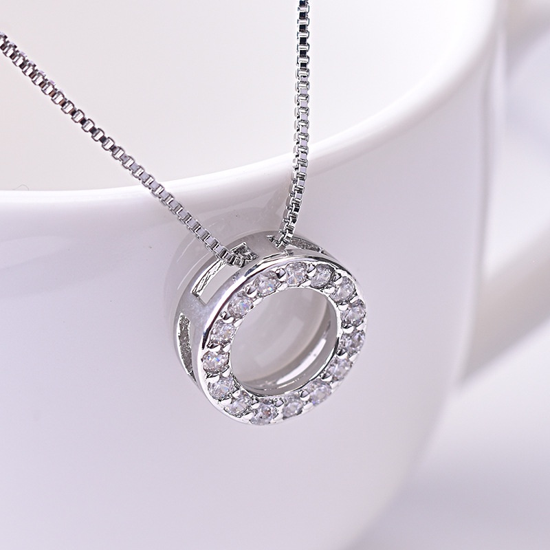 [Ready Stock]Fashion Silver Plated Necklace Simple Temperament and Fully-Jewelled Circle Pendant