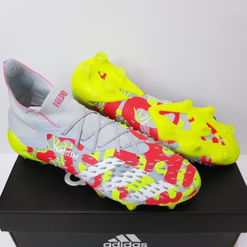 Sepatu Bola Adidas Predator .