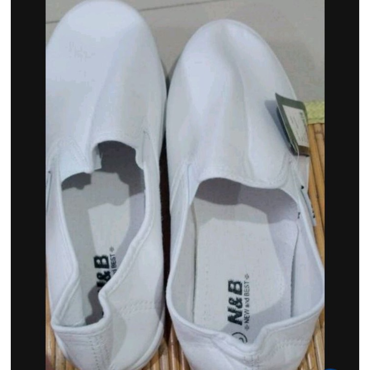 Sepatu Tanpa Tali Putih N&B Wanita