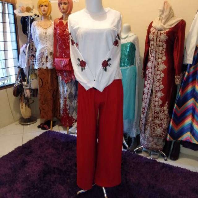 Atasan putih dan kulot merah