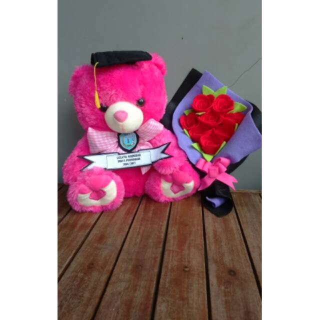 Boneka wisuda teddy bear plus buket mawar flanel.cocok sebagai kado wisuda anak/sahabat