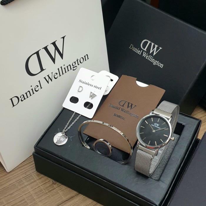 

[DISKON] JAM TANGAN WANITA DW FULL SET FREE PAPERBAG & BOX & BATERAI CADANGAN - Silver Black GRATIS ONGKIR
