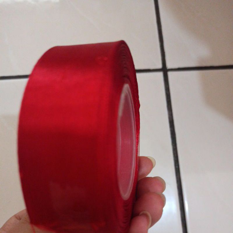 

Pita satin merah 1 roll 1 inchi 2.5 cm 25 yard