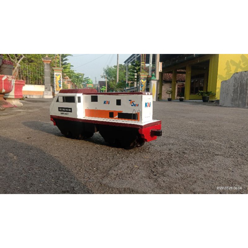 Mainan anak kereta api kayu lokomotif cc203