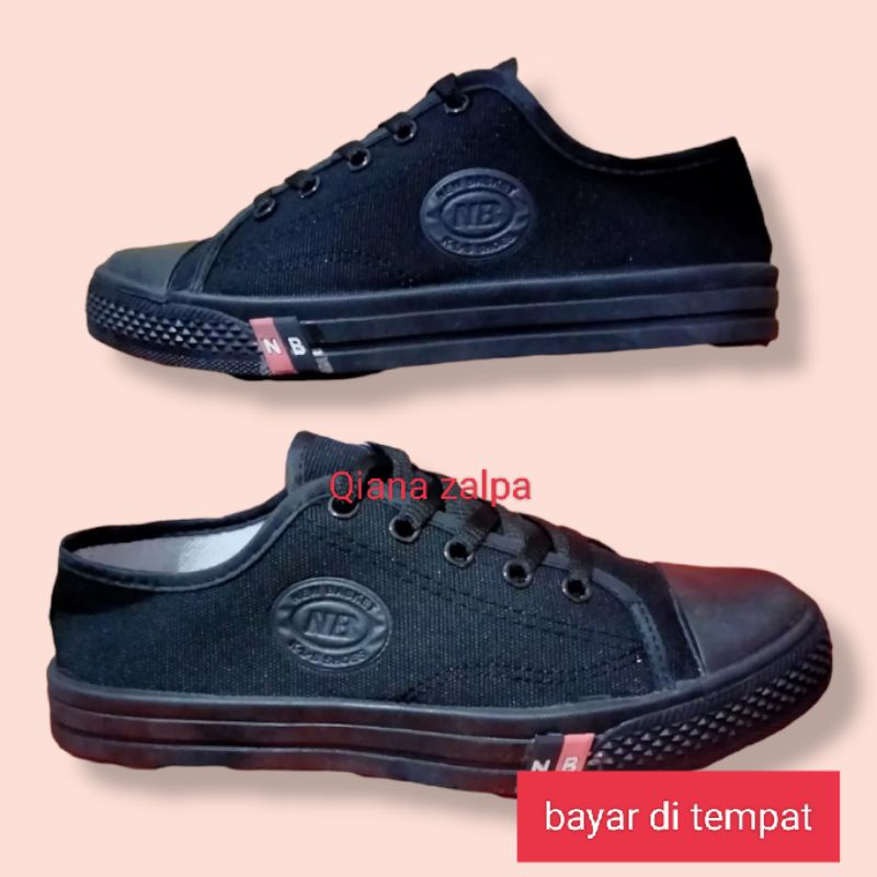 sepatu sekolah SD/smp/sma/ terlari terbuat dari bahan camvas. nyaman di kaki