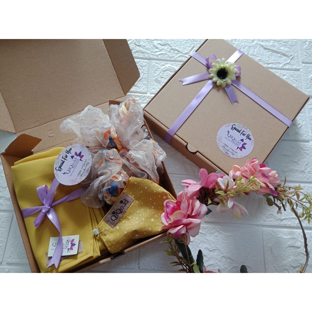 

Hampers GIFT BOX HIJAB TERMURAH KADO ULANG TAHUN WISUDA WEDDING MURAH HADIAH KADO