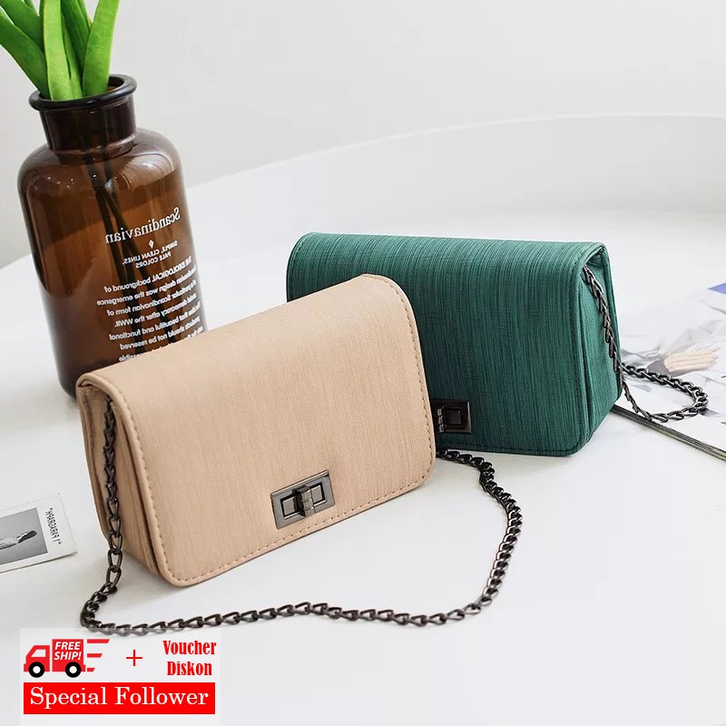 View Tali Rantai Tas Selempang Wanita Kecil Simple Background