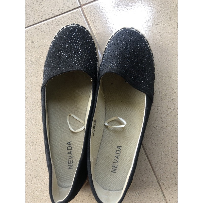 flat shoes hitam