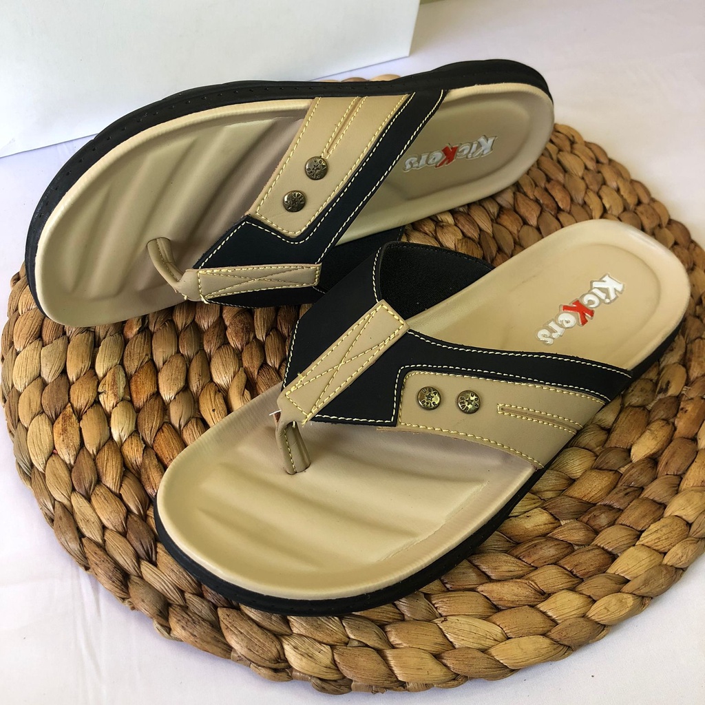 (TANPA KARDUS)sandal JAPIT TAMPAN 2 SENDAL JEPIT PRIA KULIT SINTETIS cowok terlaris karet termurah pria dewasa Sandal pria Sandal jepit pria Sandal casual pria elegant Sandal kulit Share: Sandal Kasual Kulit Pria Original Model Jepit Pria Santai