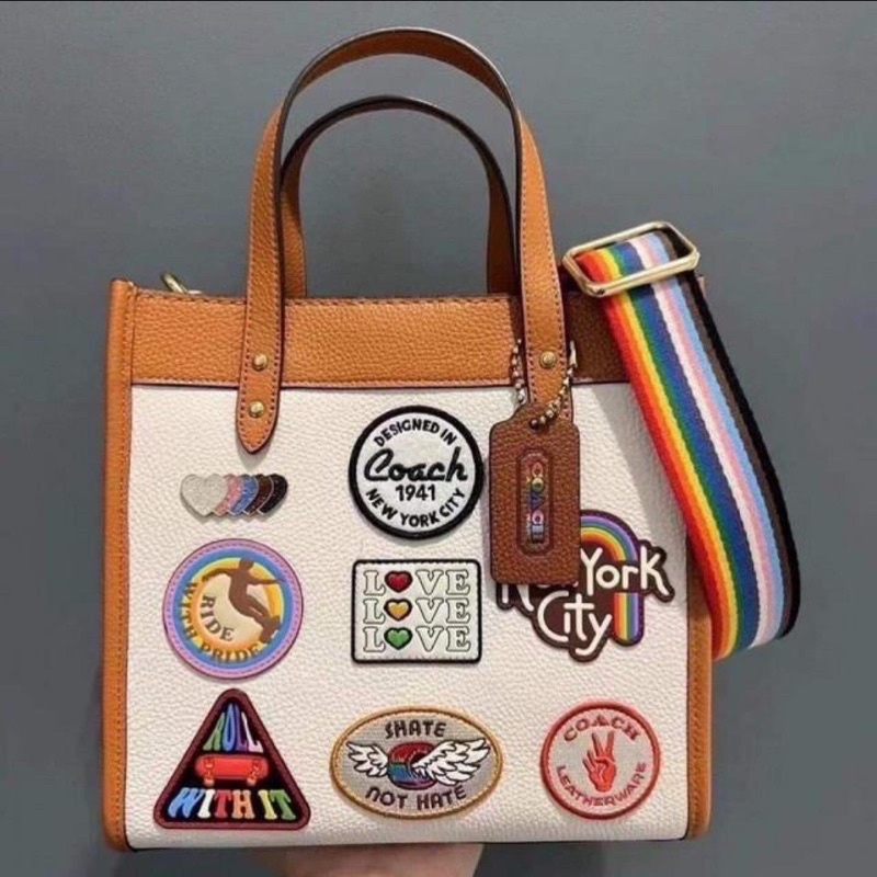 COACH Original FO FIELD 22 PATCH RAINBOW tote bag