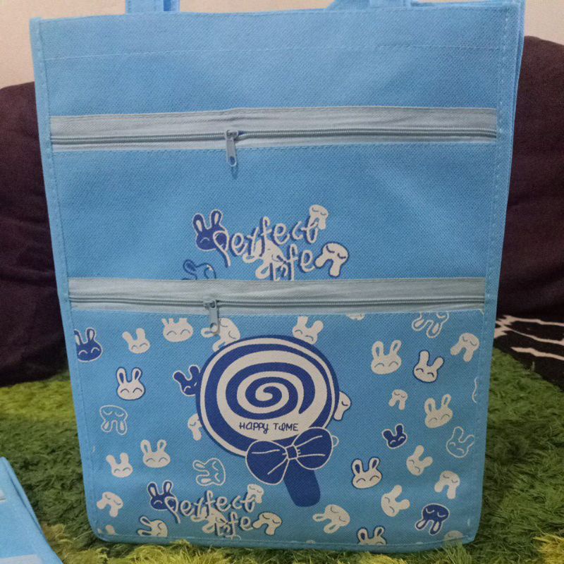 

Tas Woven dengan restleting untuk pensil