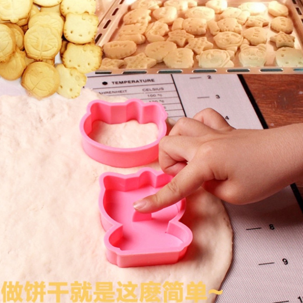 【COD Tangding】2pcs Cartoon DIY Baking Biscuit Mould Cookie Cutter 3D Three-dimensional Biscuit Mold Tool