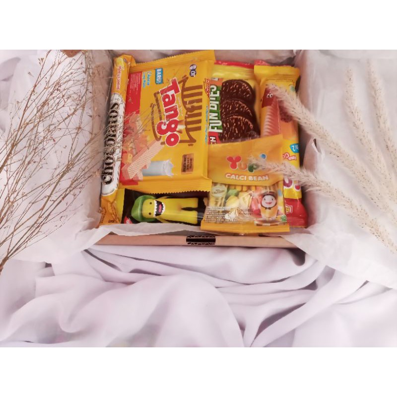 

SNACK BOX/HAMPERS/GIFT BOX