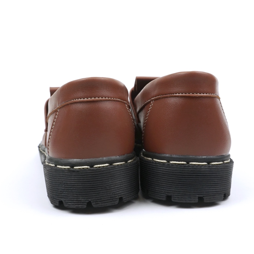 stud vintage tan - loafer wanita xouth