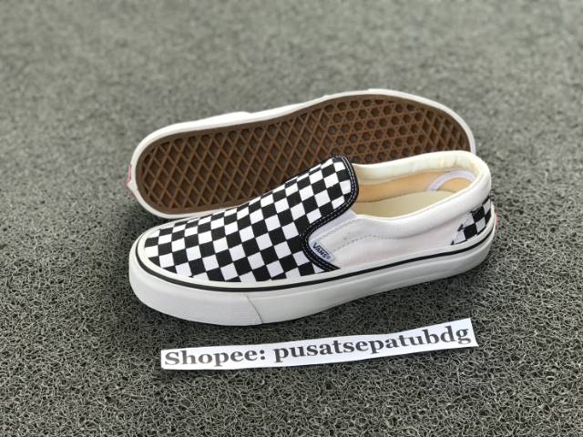 VANS SLIP ON CLASIC CHECKERBOARD CATUR BLACK WHITE WAFFLE DT