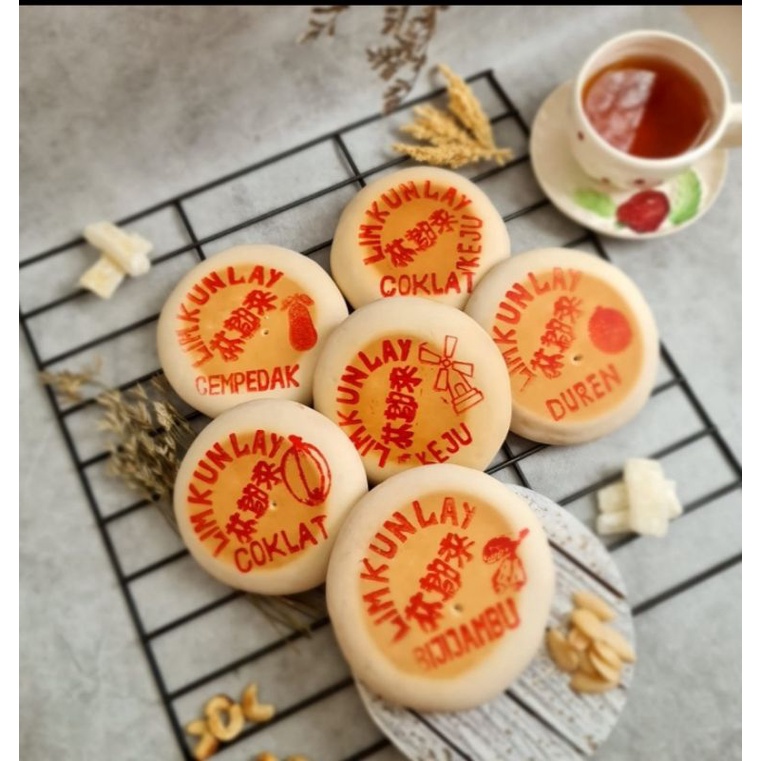 kue bulan khas tangerang / kue tan ciu pia Lim Kun Lay / Oey Kim Un