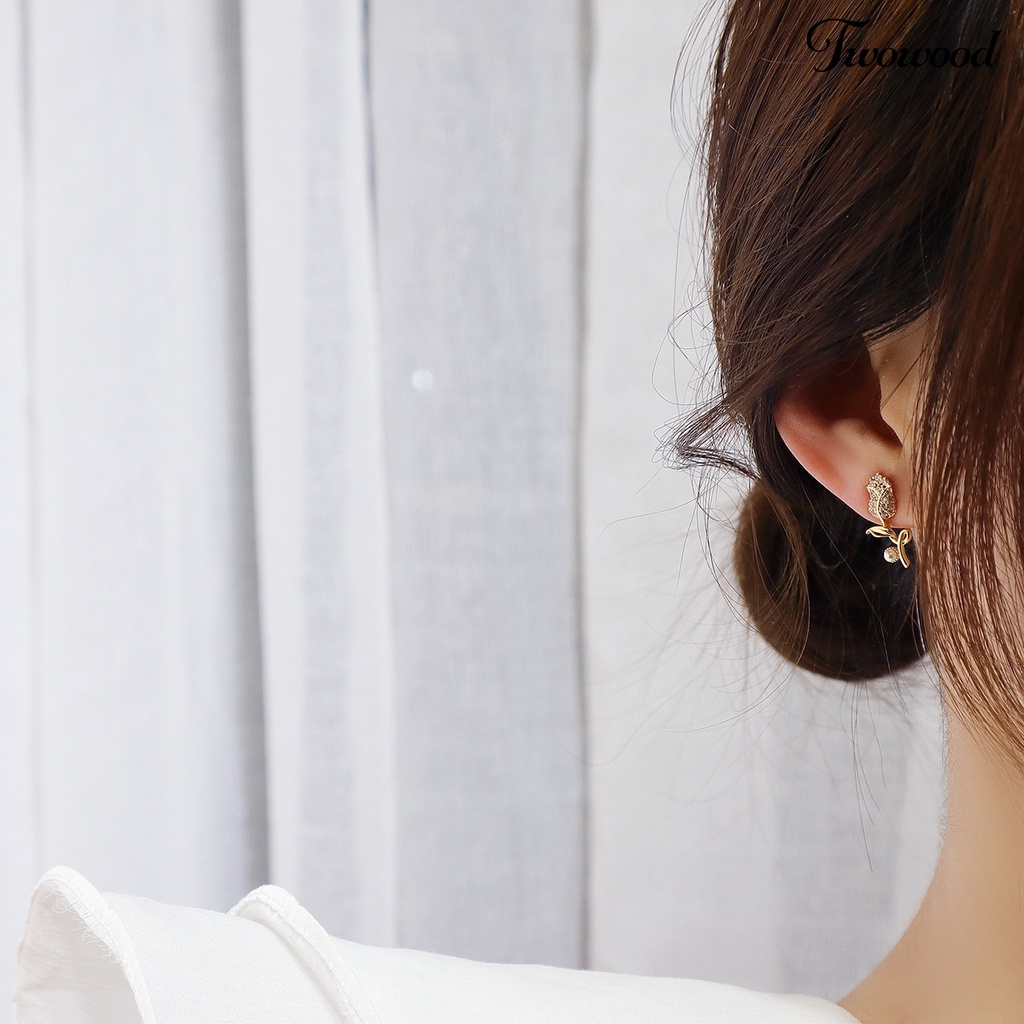 1 Pasang Anting Stud Bentuk Bunga Aksen Mutiara Tiruan Gaya Korea Untuk Perhiasan Harian