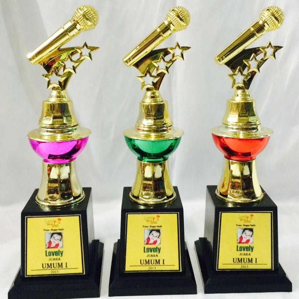  piala  microfon piala  juara  nyanyi trophy microfon 