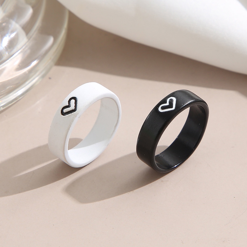 2pcs Cincin Desain Hati Warna Hitam Dan Putih Untuk Pria Dan Wanita