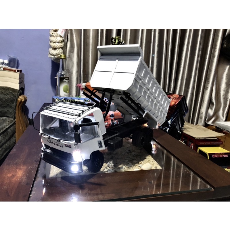 Full PVC  Miniatur ISUZU GIGA Dumb Truck Besar Skala 1:20