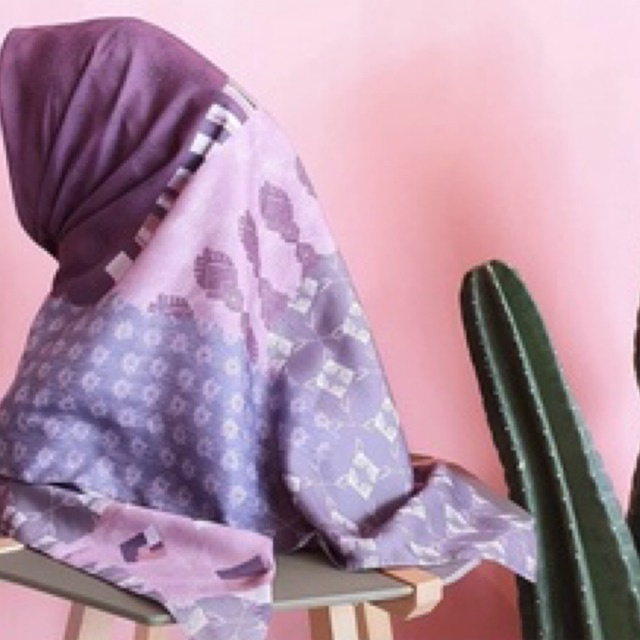 Preloved Grey Hanzi scarf by Ria Miranda X Cottonink