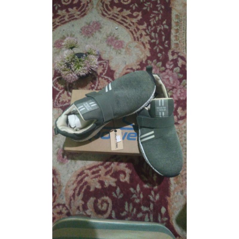 sepatu slip on perempuan dewasa