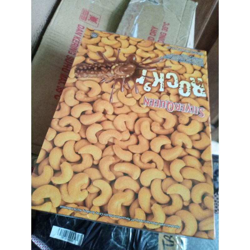

ADR SILVERQUEEN ROCKR BOX 24 PCS X 22GR, SILVER QUEEN ROCK'R 22 GRAM DARK MILK COKLAT 1 DUS 24 PCS