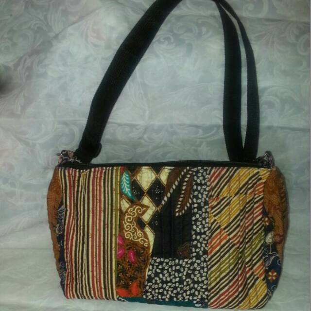 Tas selempang batik perca