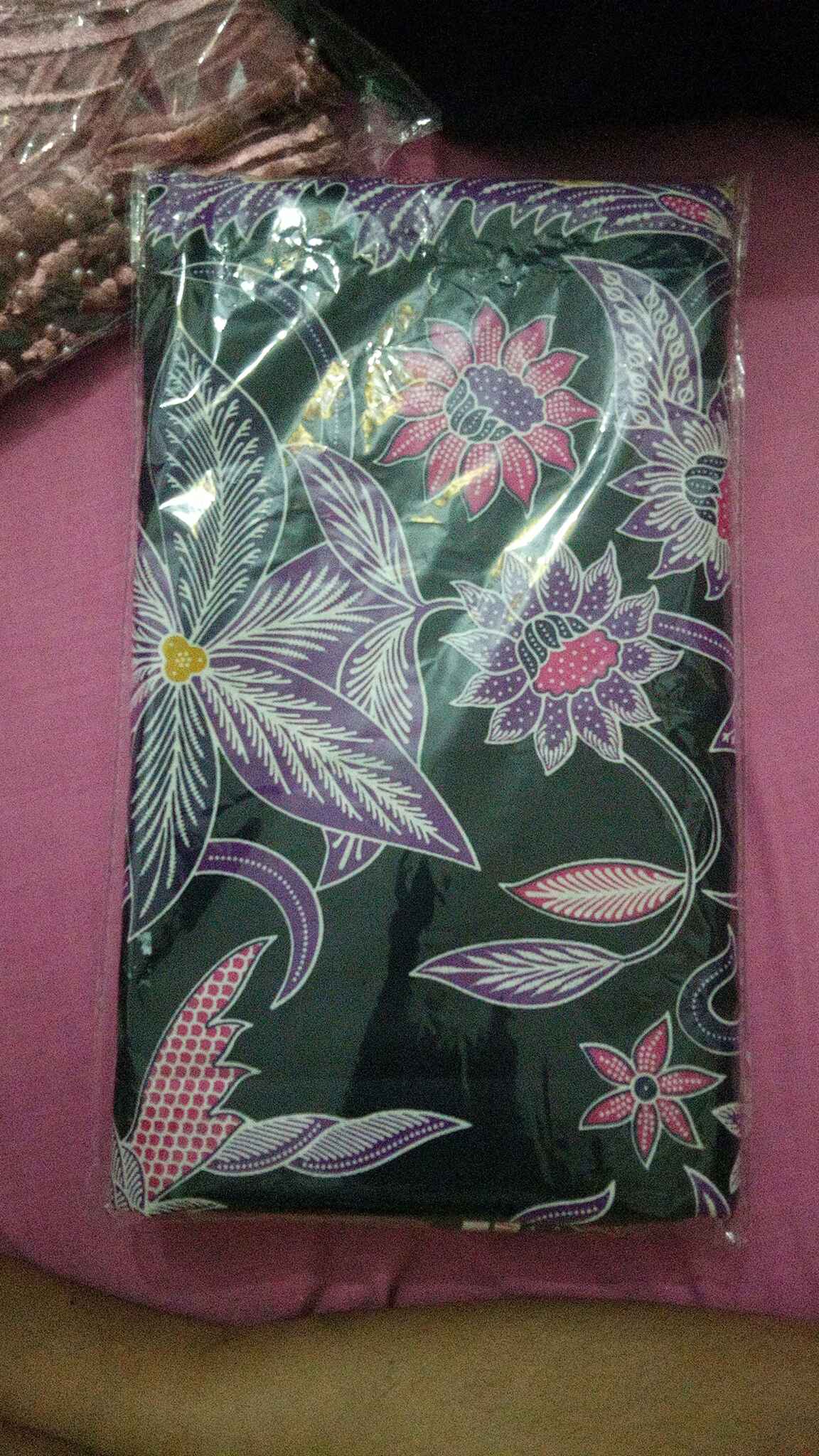 Kain Batik Solo Motif Burung Merak Nangkring Warna Ungu