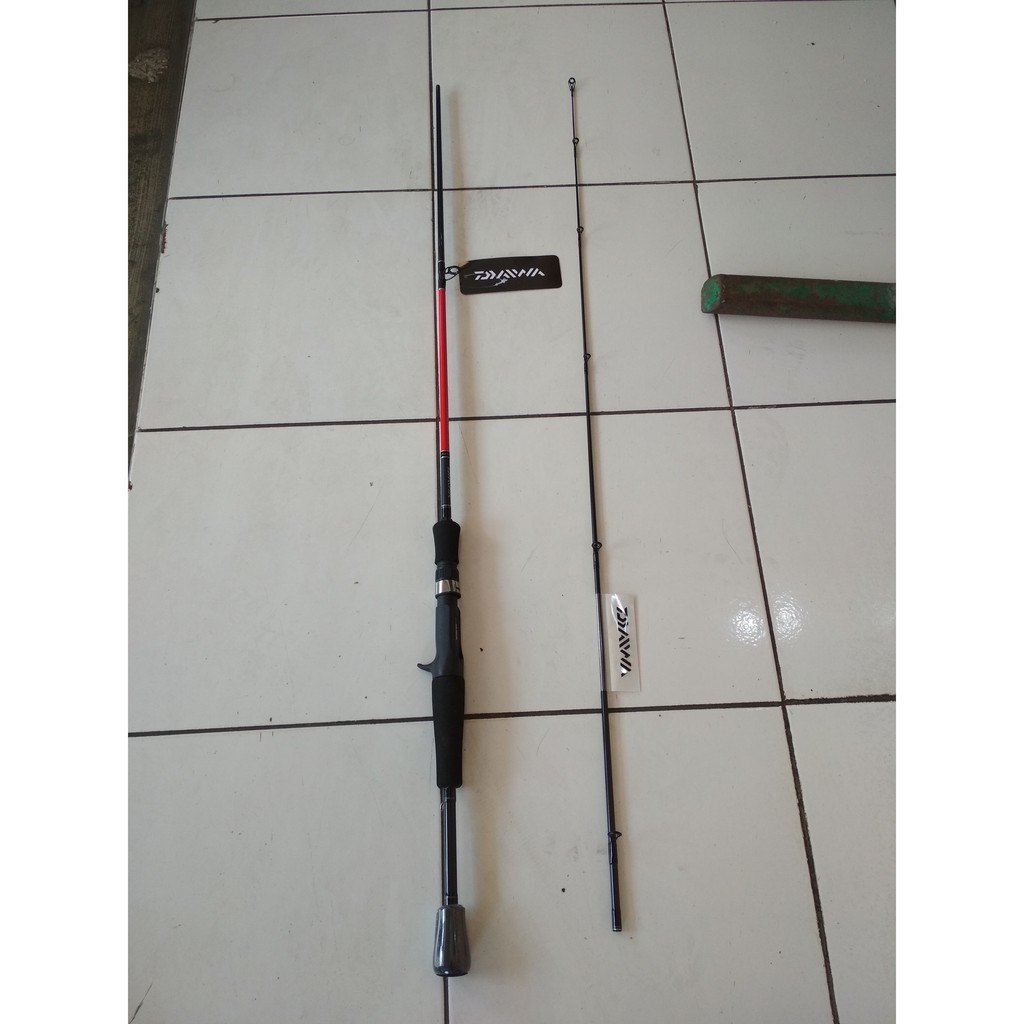 Joran Baitcasting Daiwa Crossfire 8-17lb 180cm Merah