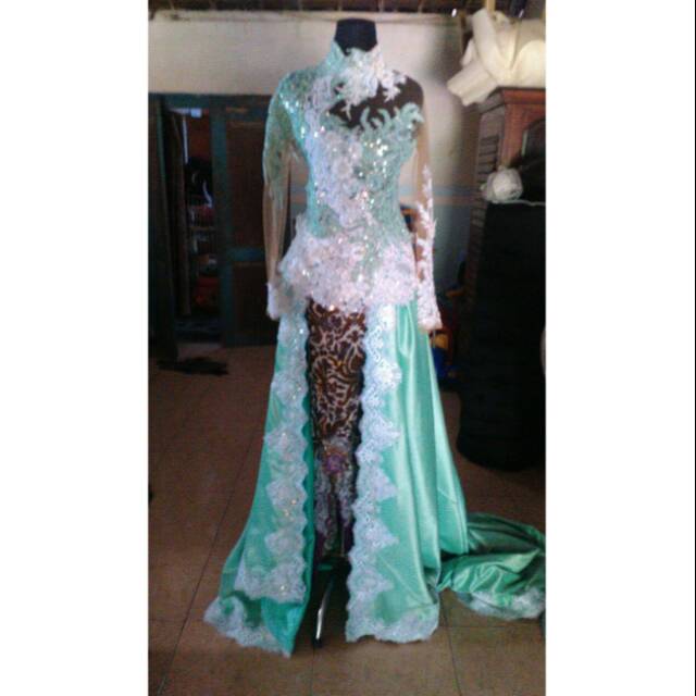 Kebaya hijau mint ekor panjang