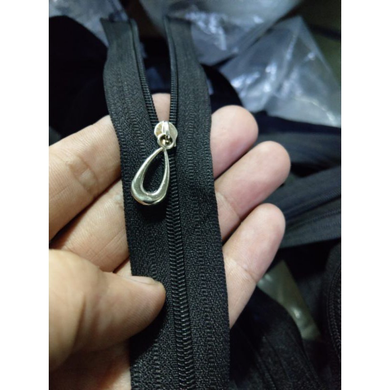 

Daun Resleting/lanyard no.3 sebanyak 300 yard & 500 yard rel gigi coil plastik.