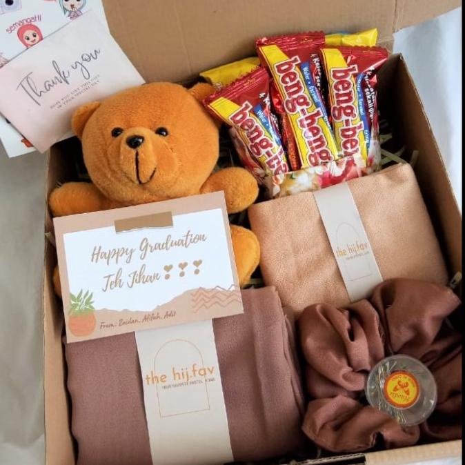

Sale!!! Hampers Wisuda/ Ulang Tahun/ Sidang Hijab+Boneka+Jajan Free Greetcard - Paling Diminati