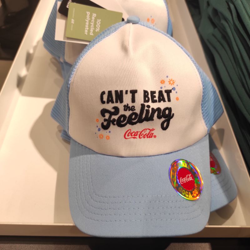 Topi Coca-Cola x H&M Original Store