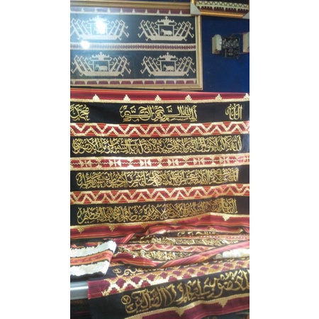hiasan dinding kaligrafi tapis lampung ayat kursi. benang kombinasi