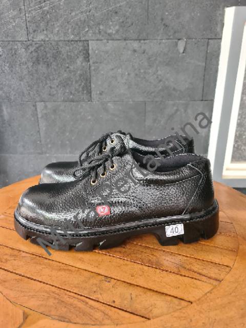 Sepatu Safety Pendek Bertali