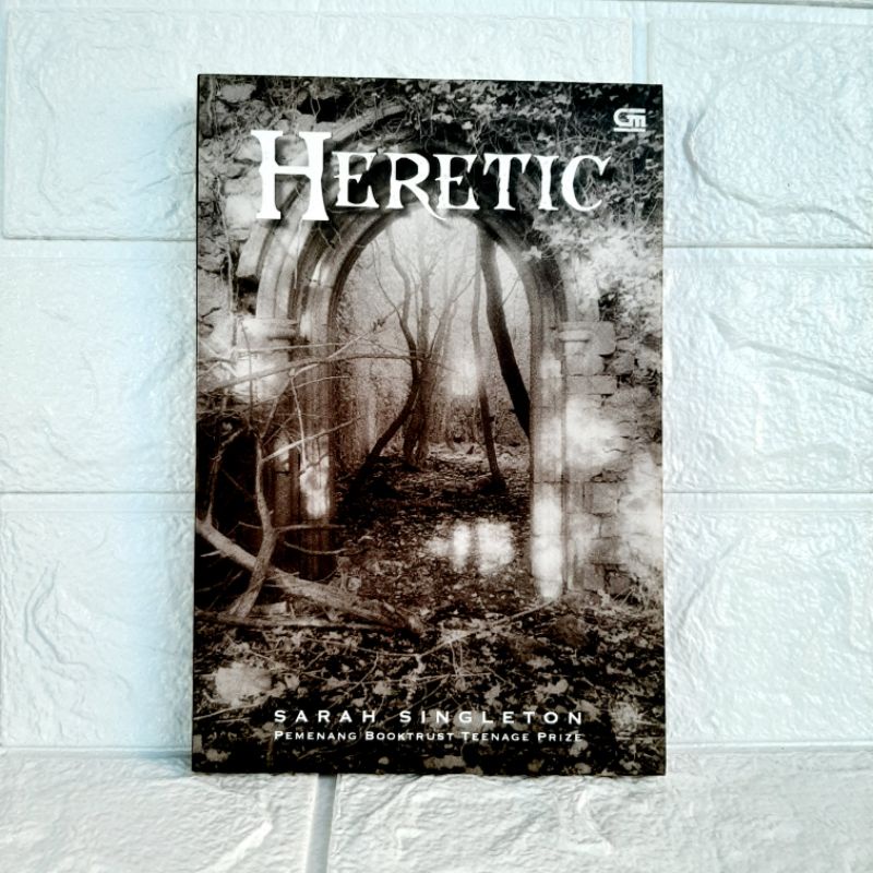 Buku / Nobel Fantasi Dark Obral Heretic Gramedia