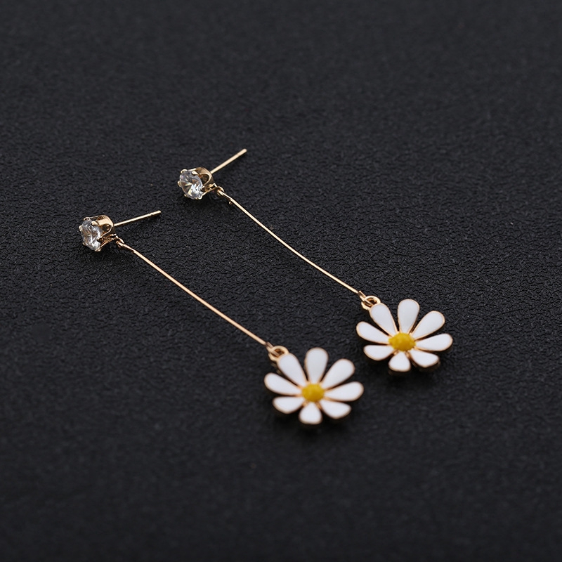 Anting Stud Desain Bunga Matahari Daisy Warna Kuning Putih Bahan Alloy Gaya Korea Untuk Wanita