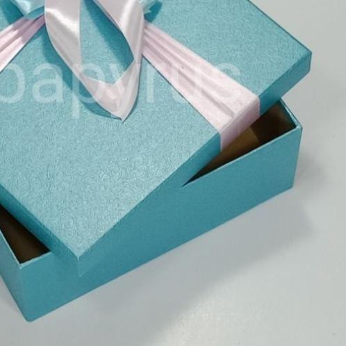

❃ Papyrus 22,5x22,5 Tinggi 10cm Kotak Kado Gift Box ←