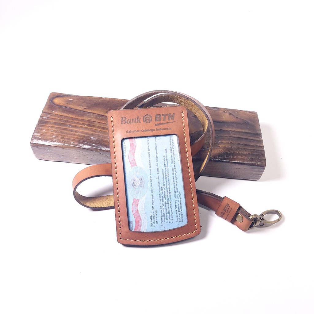 

ID CARD HOLDER KULIT SAPI CUTOM NAMA DAN LOGO MODEL BASIC TERBARU WARNA TAN CRAZY HORSE