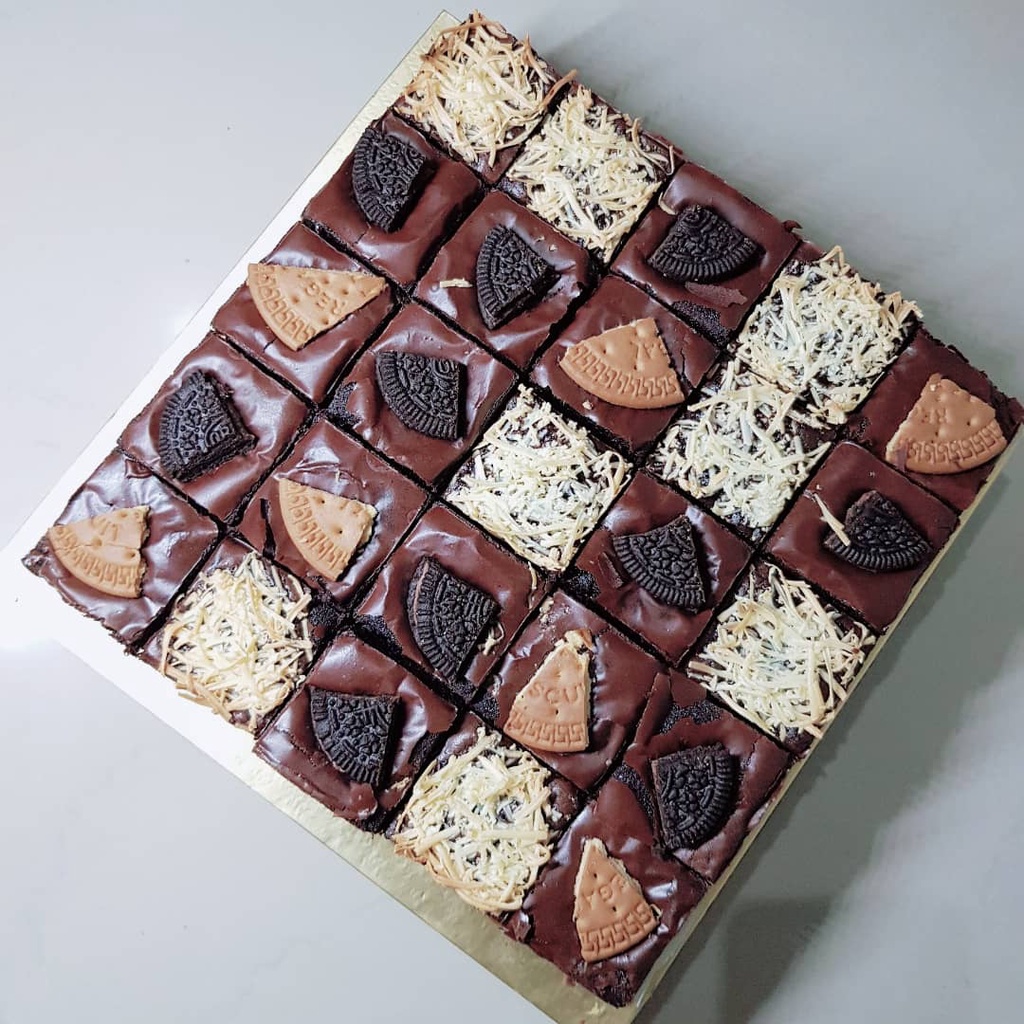 

SHINY FUDGY BROWNIES