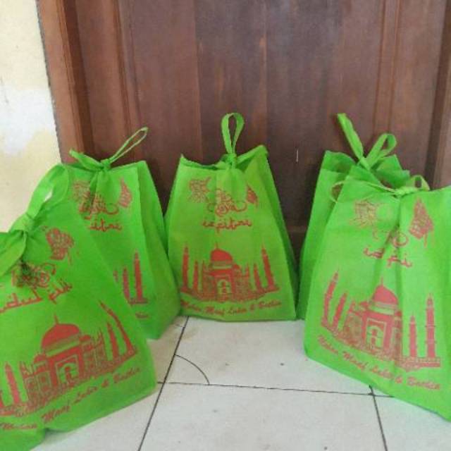 

Paket sembako beras 2,5kg, gula 1kg, minyak 1 liter, mie 5 dan teh