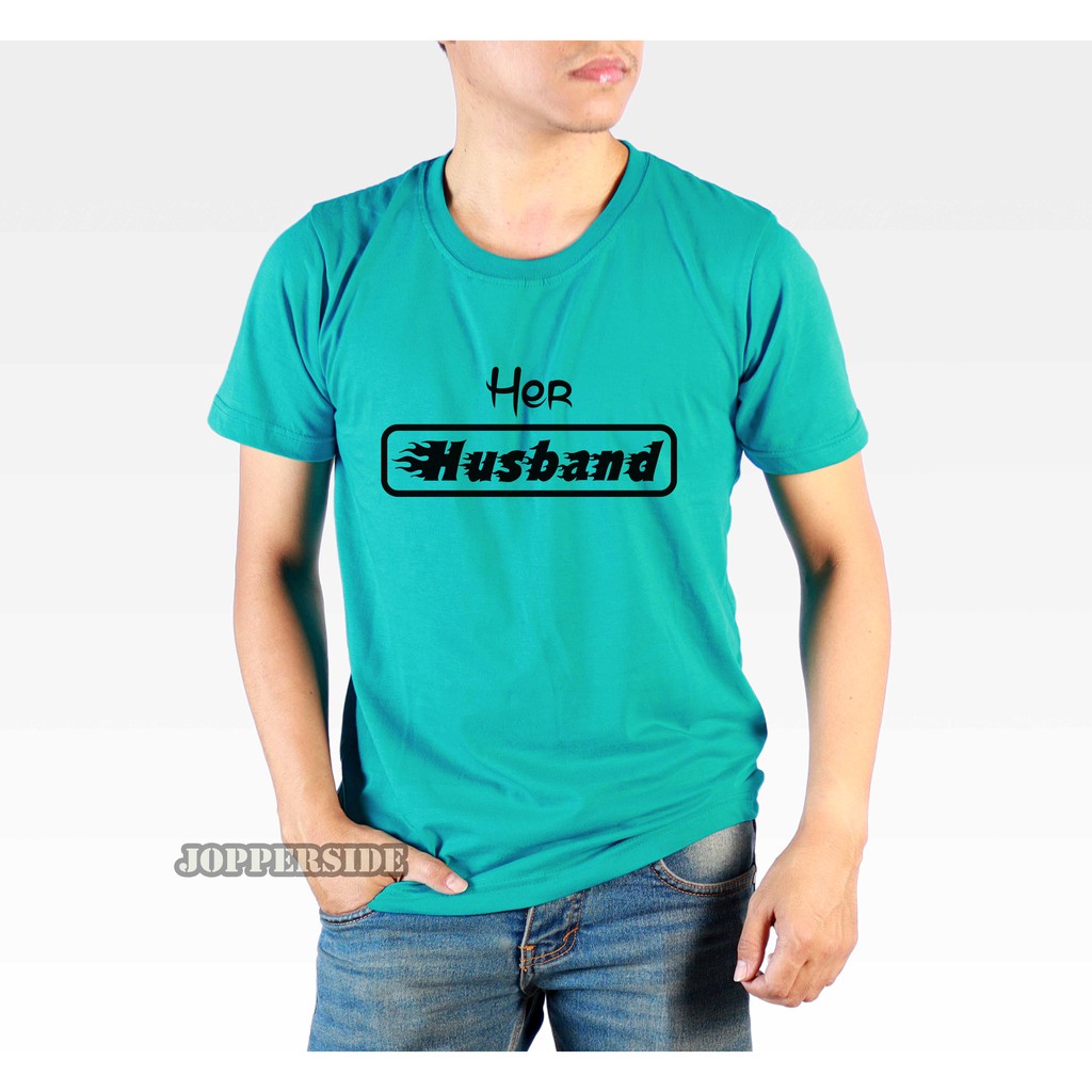 JOPPERSIDE TSHIRT KAOS DISTRO TULISAN KATA KATA HERHUSBAND HER HUSBAND PRIA ORIGINAL PREMIUM TS25