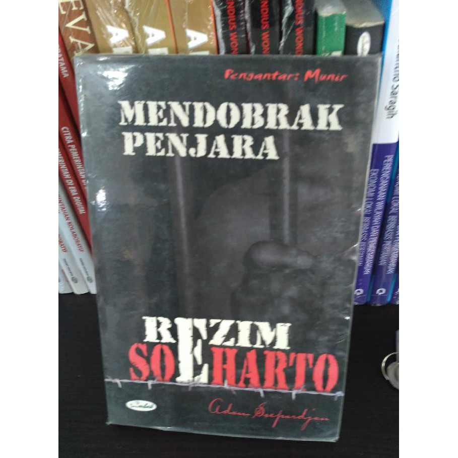 BUKU MENDOBRAK PENJARA - REZIM SOEHARTO