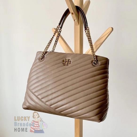 Tas TORY BURCH KIRA CHEVRON Tote Bag Classic Taupe ORIGINAL TORY BURCH barang tersedia